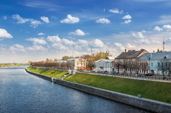 Набережная Степана Разина в Твери с высоты моста Quay Stepan Razin at the Volga River