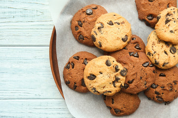 Obraz na płótnie Canvas Plate with tasty chocolate cookies on wooden table