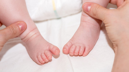 Obraz na płótnie Canvas Tiny baby feet