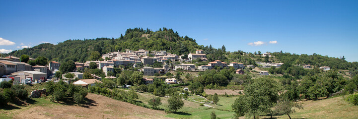 Fototapeta na wymiar Panorama sur le village ardéchois de Chalencon
