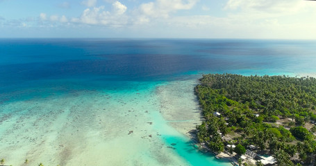Fototapeta na wymiar small islands (motu) in the middle of a lagoon in aerial view, French Polynesia