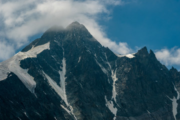 Fototapeta na wymiar Imposanter Doppelgipfel des höchsten Berges von Österreich, dem Großglockner. Im Vordergrund ist die Pallavicini Rinne zu sehen.