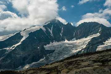 Naklejka premium Wolken über dem Gipfel des höchsten Berg von Österreich, dem Großglockner