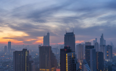 Obraz premium scenic of myst in the urban cityscape morning sunrise