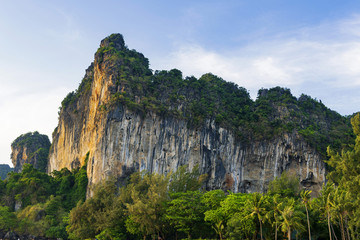 Sandsteinfelsen am Railay-Beach in Krabi, Thailand
