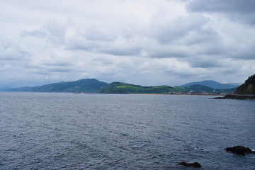 Costa marítima con nubes