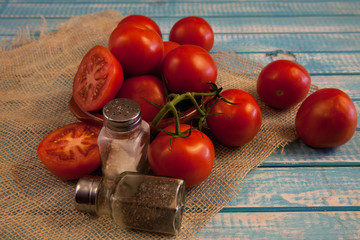 Tomates ecológicos con sal y pimienta