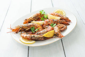 Piatto di gamberoni arrosto con limone e prezzemolo, Mediterranean food 