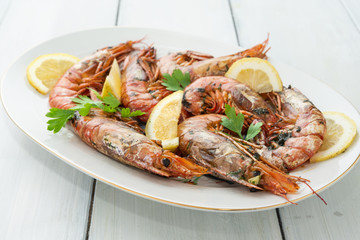 Piatto di gamberoni arrosto con limone e prezzemolo, Mediterranean food 