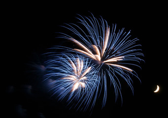 feu d'artifice bleu et lune