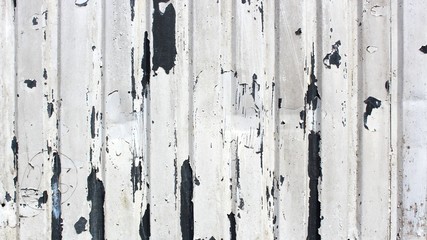 weißes wellblech mit abgeplatzer farbe