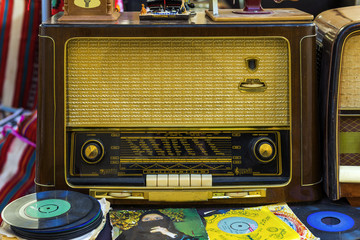 Altes Radio auf einem Flohmarkt in Doha, Katar