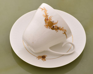 美しいティーカップで紅茶