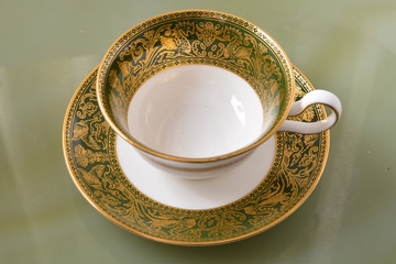 美しいティーカップで紅茶