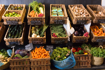 légumes et fruits dans des paniers en osier en épicerie