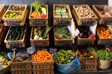 Cercles muraux Légumes légumes et fruits dans des paniers en osier en épicerie