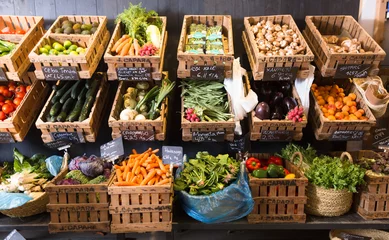 Tableaux sur verre Légumes légumes et fruits dans des paniers en osier en épicerie