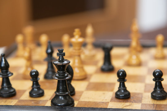 Hölzerne Schachfiguren einer Schachpartie