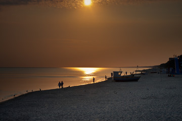 Bałtycka plaża o wschodzie słońca