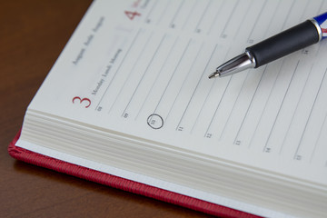 Concepto de negocio con agenda de papel y pluma