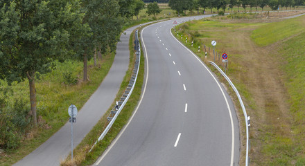 Landstraße ohne Verkehr