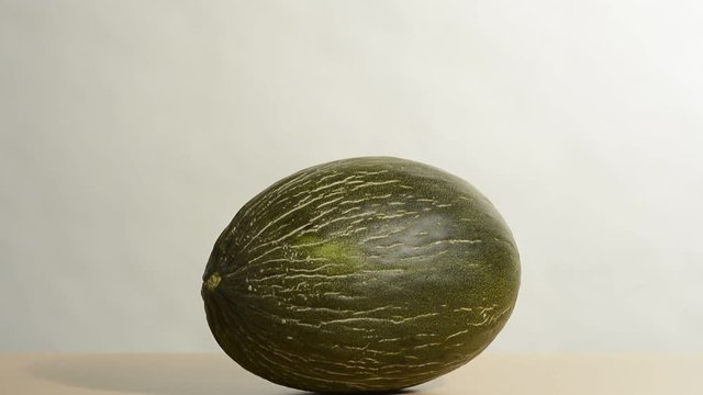 Mel&oacute;n y una rodaja partida en un plato