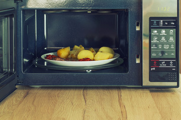 Microwave oven with a heated meal