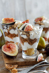 Greek yogurt with figs and granola