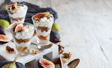 Greek yogurt with figs and granola