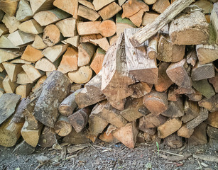 Kaminholz sauber gestapelt 