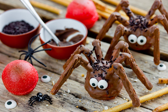 Halloween spider cakes