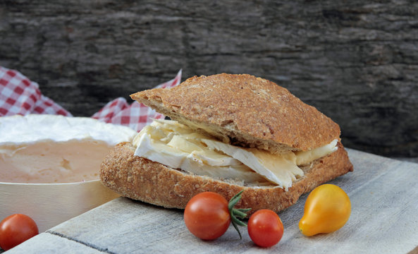 Dinkelbr&ouml;tchen mit w&uuml;rzigem K&auml;se und kleinen Tomaten