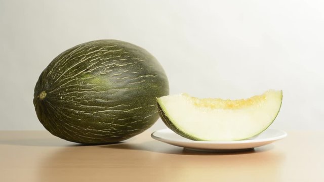 Mel&oacute;n y una rodaja partida en un plato
