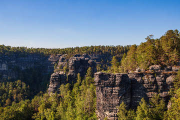 Sandsteinfelsen mit B&auml;umen