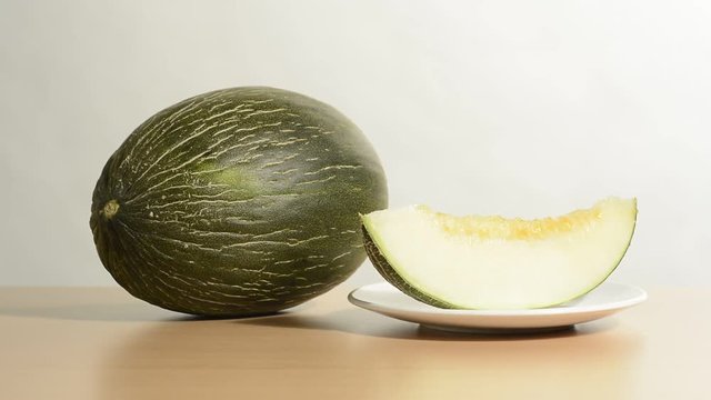 Mel&oacute;n y una rodaja partida en un plato