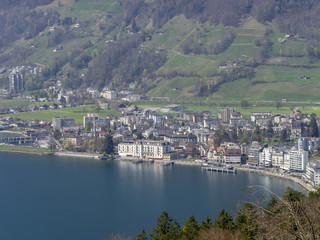 Fototapeta na wymiar Lac des Quatre-Cantons en Suisse. Le bourg de Brunnen appelé la perle du lac des Quatre-Cantons