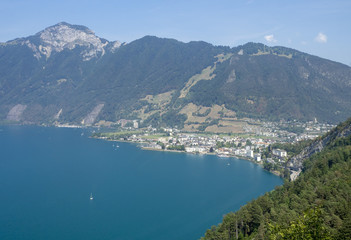 Fototapeta na wymiar Lac des Quatre-Cantons en Suisse. Brunnen