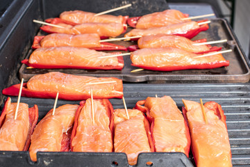 Grillparty BBQ mit Lachs Fleisch und Mais auf dem offenen Grill mit Flamme