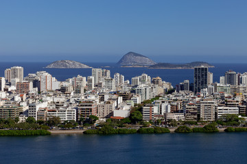 Obraz premium Neighbourhood of Ipanema in Rio de Janeiro with in the foreground the city lake and in the background the Atlantic ocean with a few islands off the coast