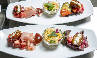 Vorbereitung von Vorspeisen für eine Hochzeit durch Catering