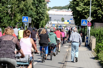 Große Gruppe von Fahrradfahrern auf einer Straße in der Stadt – selektiver Fokus