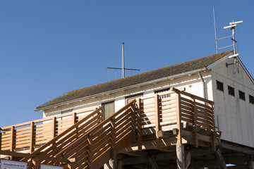 Fototapeta premium Holzhaus am Strand der Nord See bei Sankt Peter Ording