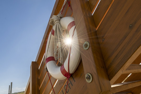 Rettungsring am Holzgel&auml;nder des Wachturm mit Sonne