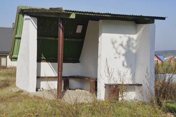 Odtwarzanie połączeń komunikacyjnych, wykluczenie komunikacyjne, wiejski przystanek autobusowy z koszem na  śmieci © Jarek Witkowski