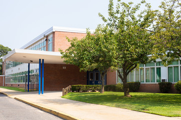 Blick auf das Äußere eines typisch amerikanischen Schulgebäudes