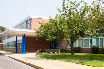 Abwaschbare Fototapete Schule Blick auf das Äußere eines typisch amerikanischen Schulgebäudes