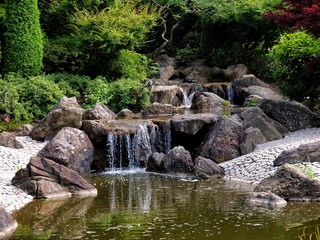 Wasserfall und Bachlauf im japanischen Garten