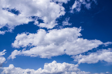 Obraz na płótnie Canvas Białe chmury na tle niebieskiego nieba