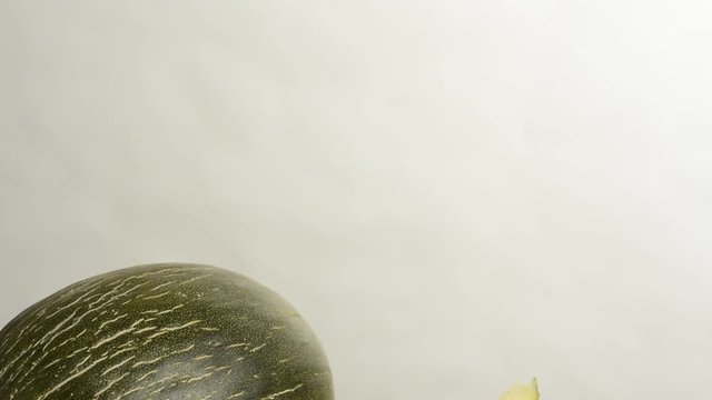 Mel&oacute;n y una rodaja partida en un plato