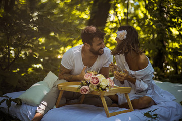 Naklejka premium Breakfast in nature . Couple relationship.